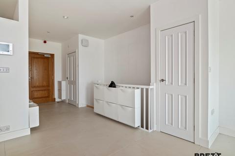 2 bedroom flat for sale, The Rath, Milford Haven, Pembrokeshire. SA73 3JR