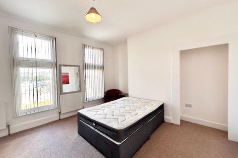 3 bedroom flat to rent, Holderness Road, Hull, HU9