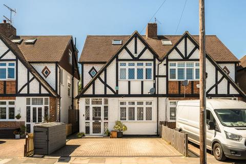 Evelyn Close, Whitton TW2