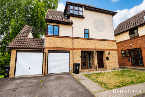 2 bedroom ground floor flat to rent, Amersham Avenue, Langdon Hills, SS16