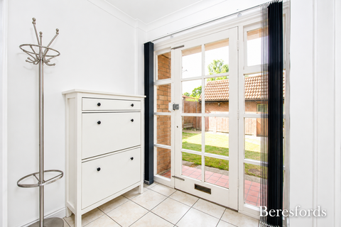 2 bedroom ground floor flat to rent, Amersham Avenue, Langdon Hills, SS16