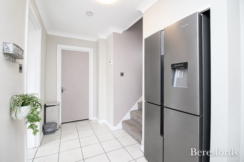 2 bedroom ground floor flat to rent, Amersham Avenue, Langdon Hills, SS16