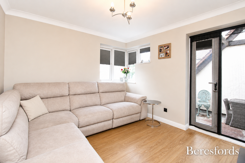 2 bedroom ground floor flat to rent, Amersham Avenue, Langdon Hills, SS16