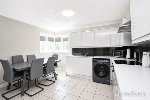 2 bedroom ground floor flat to rent, Amersham Avenue, Langdon Hills, SS16