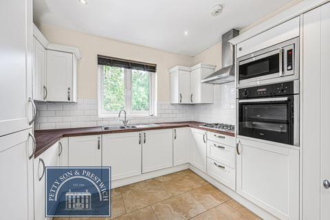 2 bedroom maisonette to rent, Peel Road, South Woodford