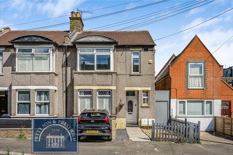 2 bedroom maisonette to rent, Peel Road, South Woodford