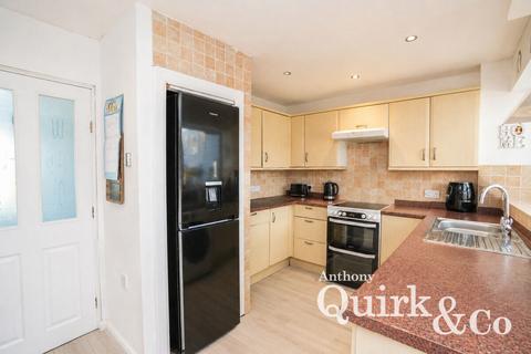 3 bedroom terraced house for sale, Chiltern Approach, Canvey Island, SS8