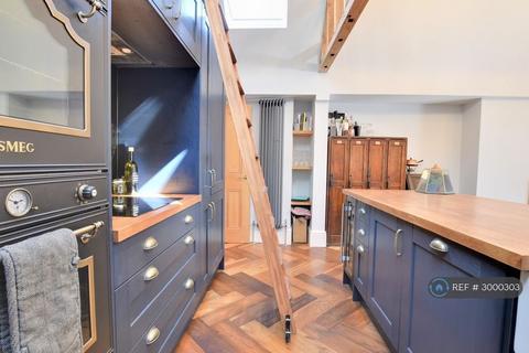2 bedroom maisonette to rent, High St, Maldon, CM9