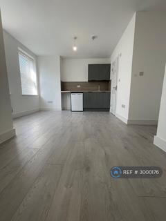 Studio to rent, Tottenhall Road, London, N13