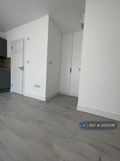 Studio to rent, Tottenhall Road, London, N13
