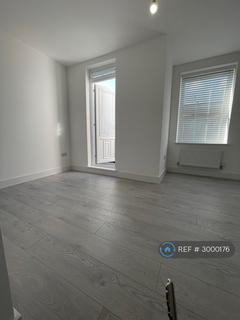 Studio to rent, Tottenhall Road, London, N13