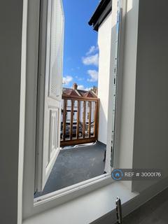Studio to rent, Tottenhall Road, London, N13