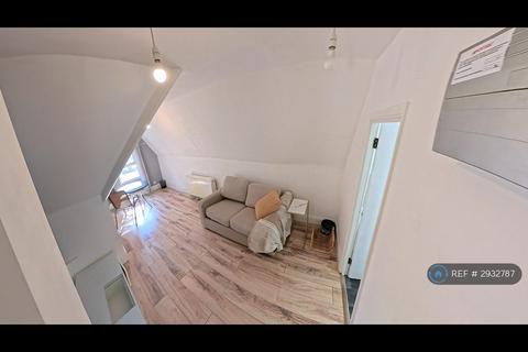 1 bedroom penthouse to rent, Woodland Court, Luton, LU2