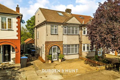 Hycliffe Gardens, Chigwell, IG7