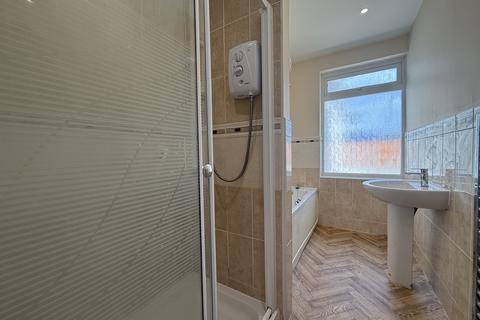 4 bedroom bungalow to rent, Chester Road, Walsall, WS9