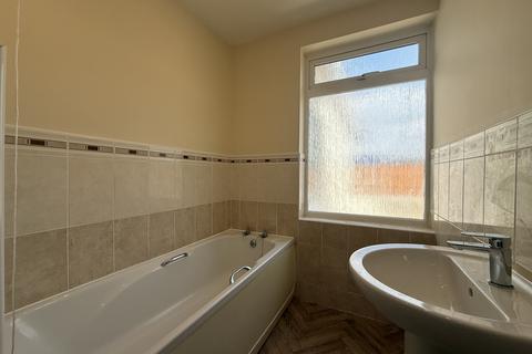 4 bedroom bungalow to rent, Chester Road, Walsall, WS9