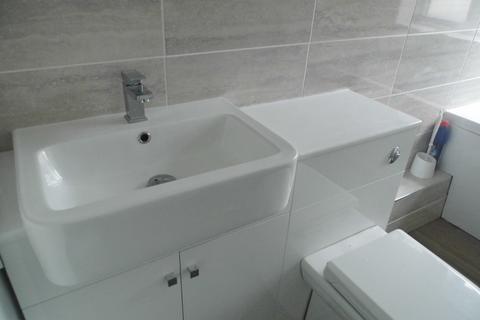 2 bedroom flat to rent, High Street, Hornchurch RM12