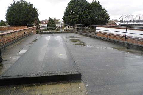 2 bedroom flat to rent, High Street, Hornchurch RM12