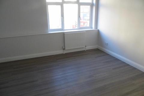 2 bedroom flat to rent, High Street, Hornchurch RM12