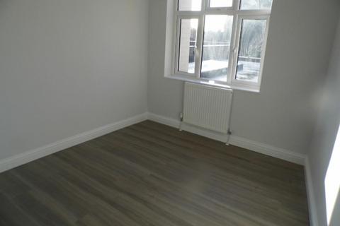 2 bedroom flat to rent, High Street, Hornchurch RM12