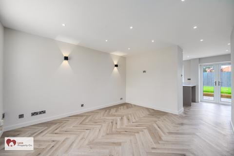 2 bedroom semi-detached house for sale, Thornton Road, Shirley B90