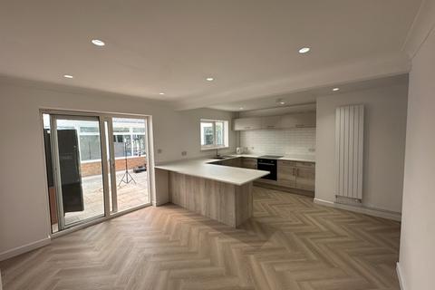 4 bedroom detached house to rent, 11 Landor Drive Loughor Swansea
