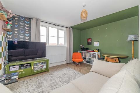 2 bedroom flat for sale, Matlock Close, Aylesham, Canterbury, Kent, CT3