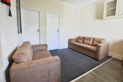 2 bedroom flat to rent, Buckingham Road, London, IG1