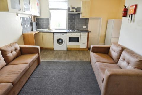 2 bedroom flat to rent, Buckingham Road, London, IG1