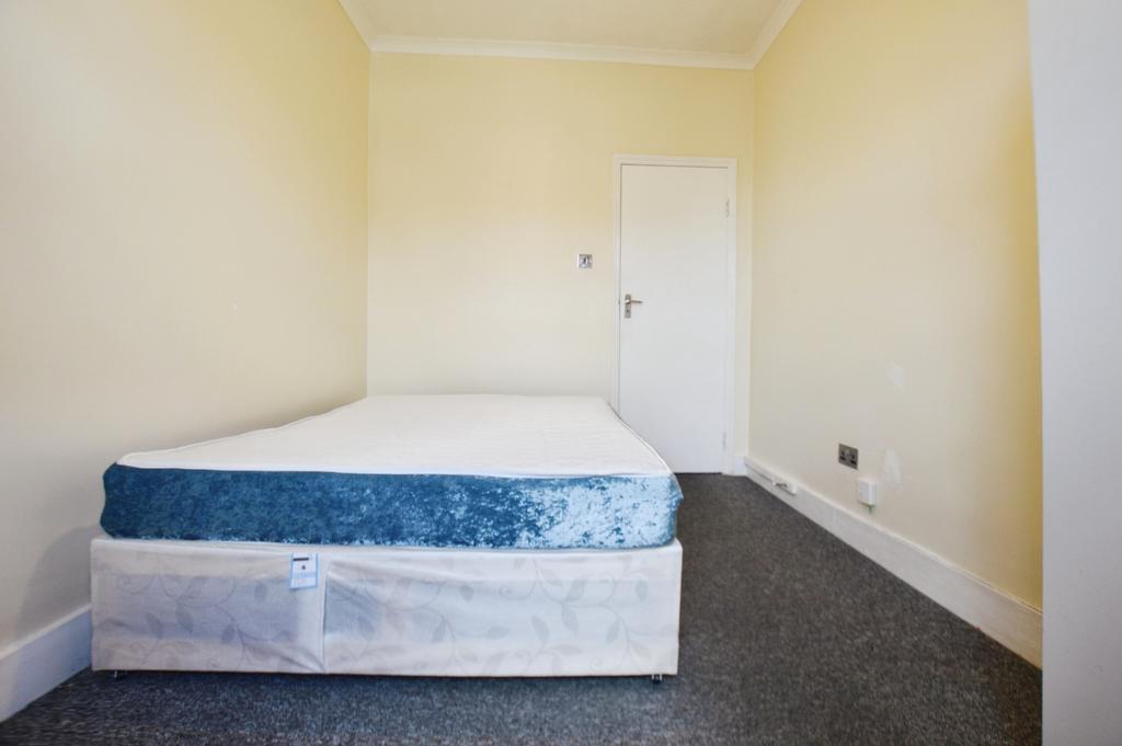 Apartment in Ilford - More