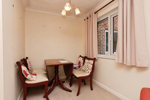 1 bedroom flat for sale, Broadway Road, Lightwater, Surrey, GU18