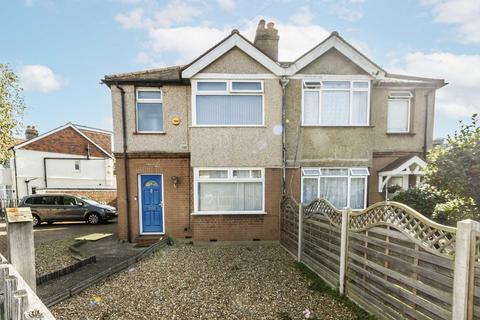 3 bedroom house to rent, Rosslyn Avenue, Feltham TW14