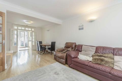 3 bedroom house to rent, Rosslyn Avenue, Feltham TW14