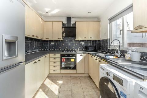 3 bedroom house to rent, Rosslyn Avenue, Feltham TW14