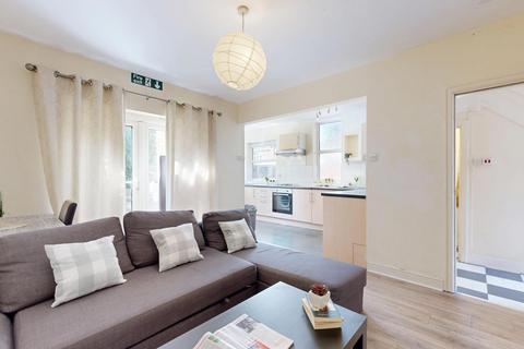 3 bedroom house to rent, Wald Avenue, Manchester M14