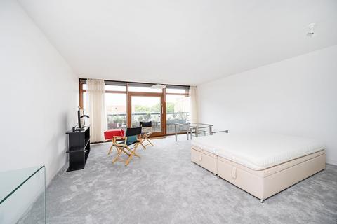 Studio to rent, Barbican, London, EC2Y