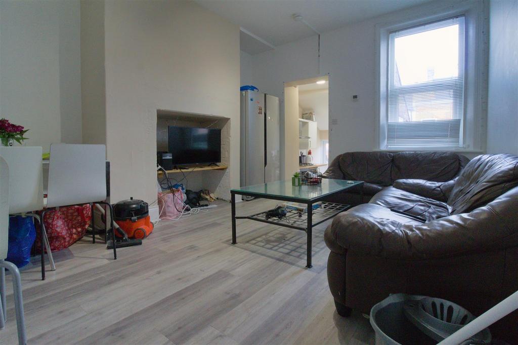 Apartment in Newcastle upon Tyne, Tyne and Wear - View 3