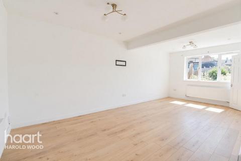 3 bedroom end of terrace house for sale, Hailsham Road, Harold Hill