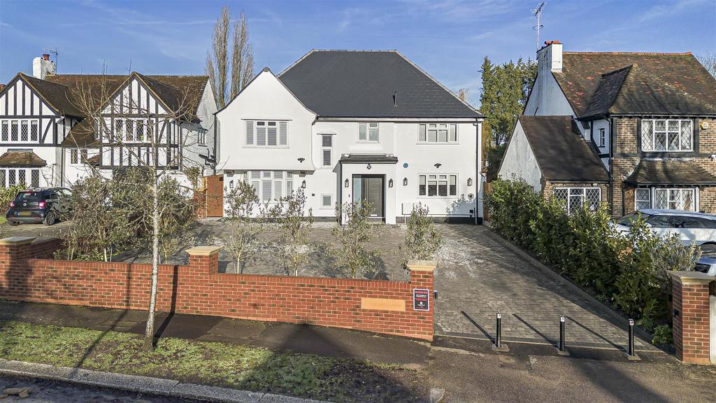 Detached house exterior, driveway