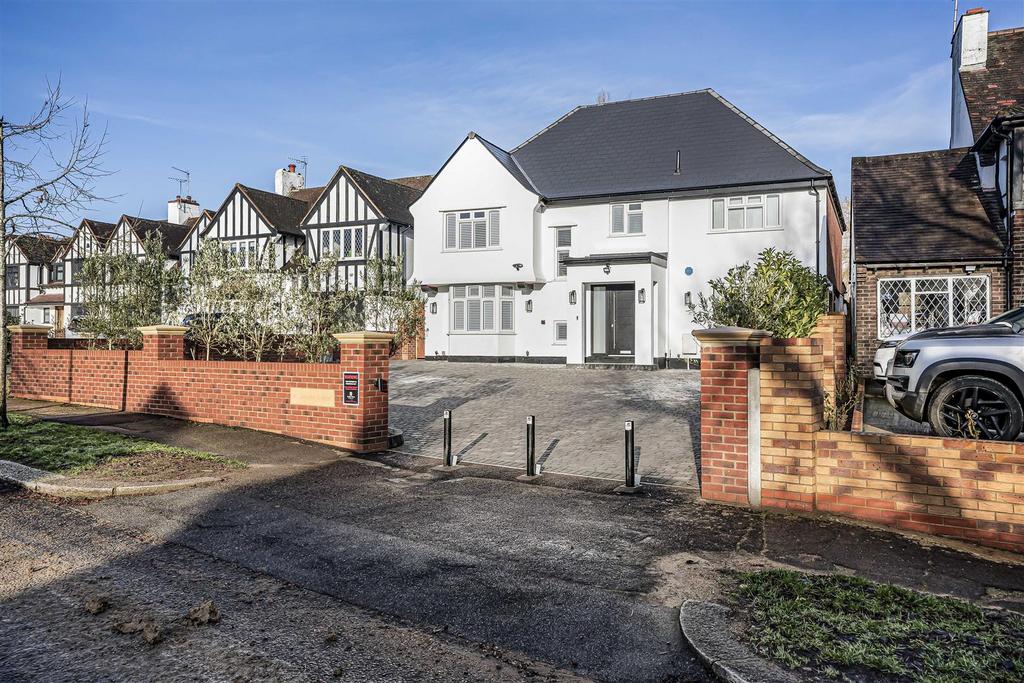 Detached house exterior, driveway