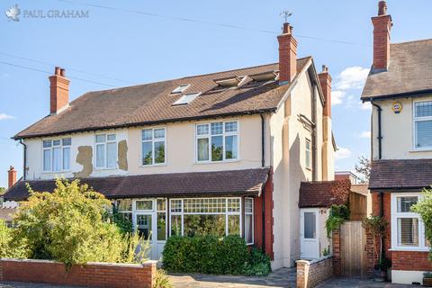 Hawthorn Road, Sutton