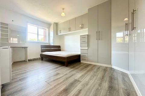 2 bedroom flat to rent, Stern Close, Barking