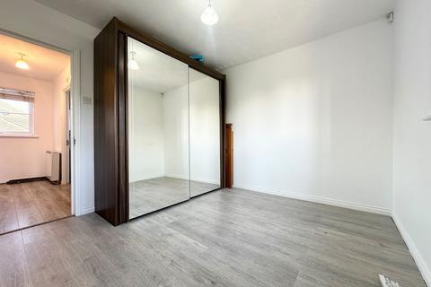 2 bedroom flat to rent, Stern Close, Barking