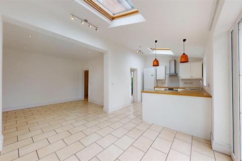 3 bedroom semi-detached house to rent, Hafren Road, Shrewsbury
