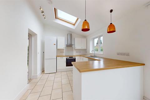3 bedroom semi-detached house to rent, Hafren Road, Shrewsbury