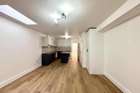 6 bedroom terraced house to rent, Otterfield Road, Yiewsley UB7