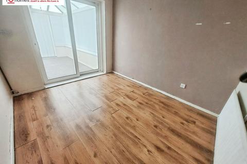 2 bedroom detached bungalow to rent, St. Johns Road, Cannock