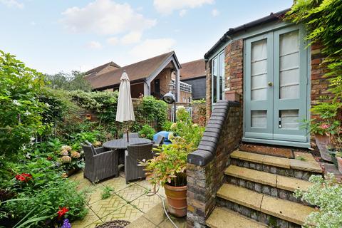Mews Street, London, E1W