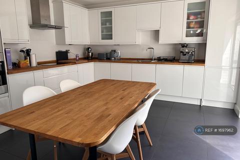 3 bedroom end of terrace house to rent, Richmond Mews, London, SE6