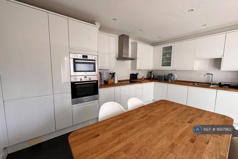3 bedroom end of terrace house to rent, Richmond Mews, London, SE6